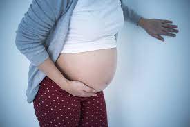 Mang thai 3 tháng cuối bị đau bụng dưới bên phải có sao không?