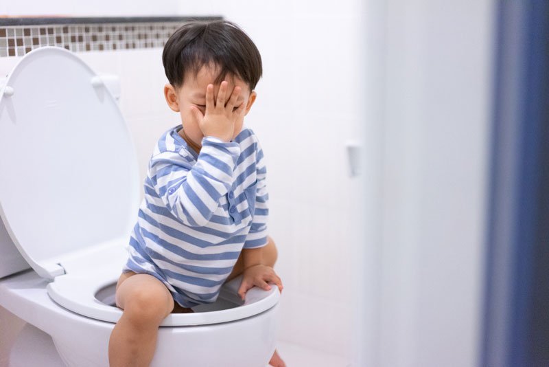 Trẻ 4 tuổi táo bón, không đi vệ sinh nguyên nhân là gì?