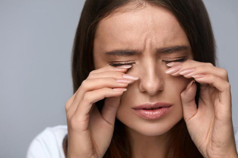 Nữ giới căng cứng cơ vùng mặt, nháy mắt nguyên nhân là gì?