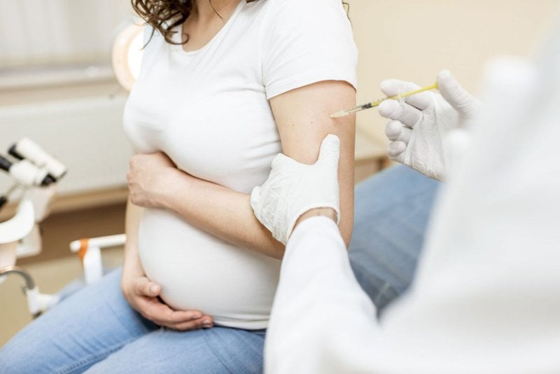 Phụ nữ mang thai tiêm vắc xin Covid có ảnh hưởng gì?