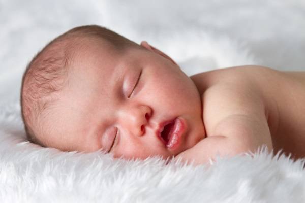 Ngủ không ngon giấc ở trẻ sơ sinh có bất thường không?