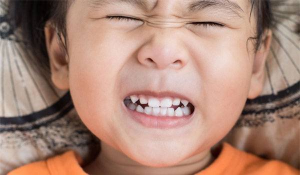 Trẻ hay nghiến răng khi ngủ có sao không?