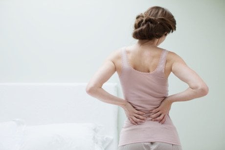 Loãng xương sau mãn kinh có thể gây đau cột sống cho phụ nữ
