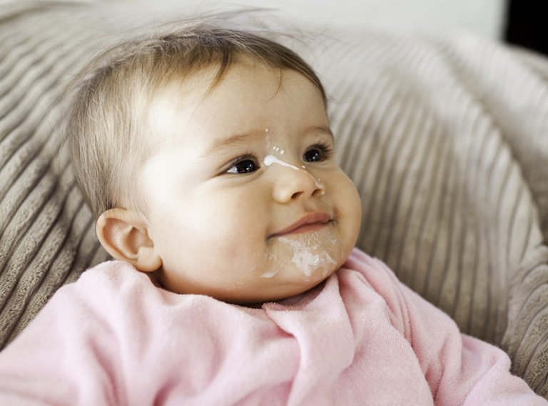 Trẻ biếng ăn, ọc sữa liên tục phải làm sao?