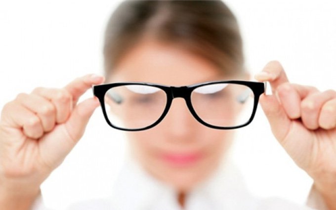 Bị cận thị và loạn thị có nên đeo kính thường xuyên không?