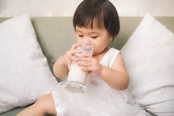 trẻ 3 tuổi cần bao nhiêu ml sữa mỗi ngày