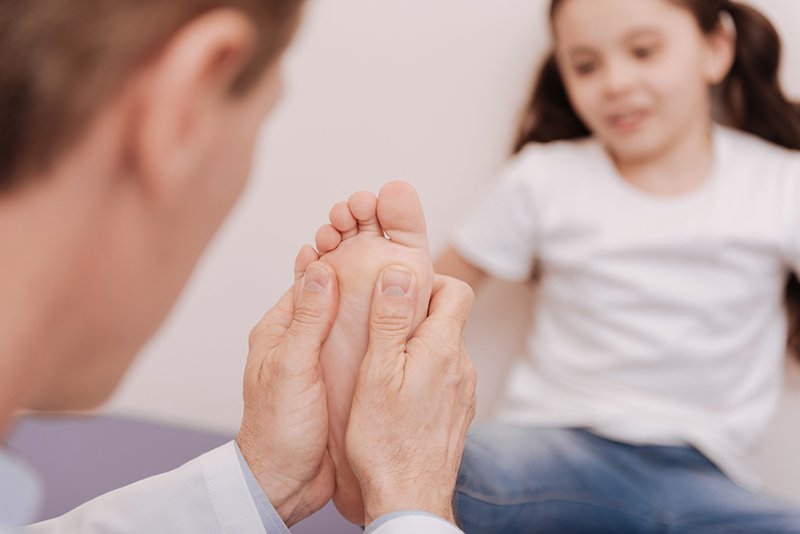 Trẻ 5 tuổi hay bị nhức mỏi chân, có phải thiếu canxi?