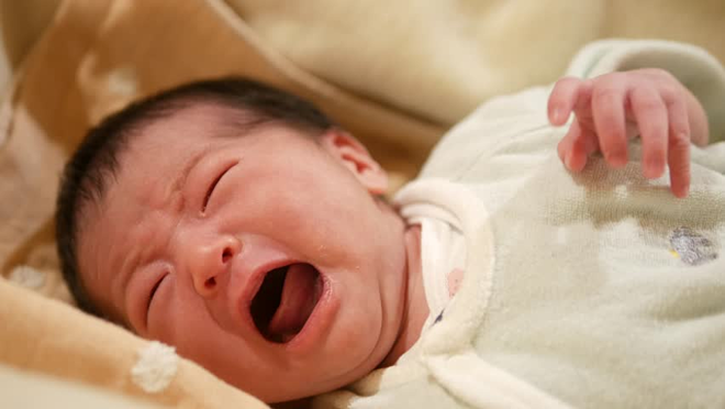 Trẻ 2 tháng ăn ít, khóc, nôn ói nguyên nhân là gì?