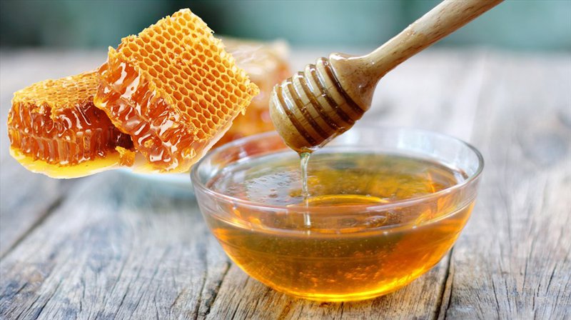 Có nên cho trẻ uống mật ong vào sáng sớm?