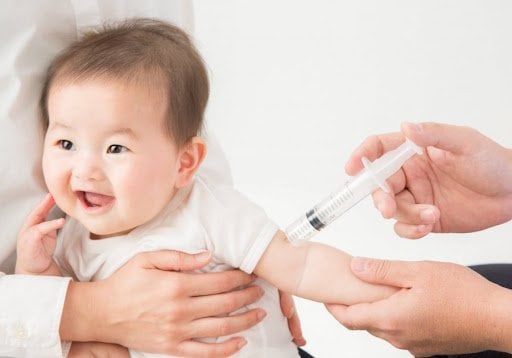 Trẻ đang điều trị động kinh có thể tiêm ngừa bại liệt không?