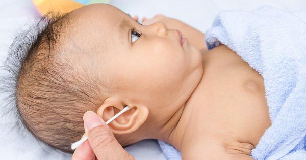 Có thể xử lý ráy tai cho bé 18 tháng tại nhà được không?