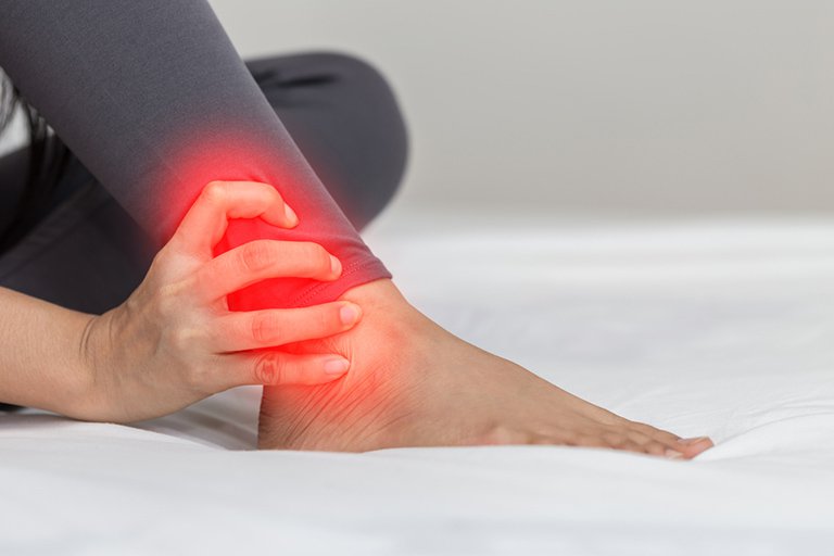 Nữ giới đau nhức chân sau ngã xe điều trị như thế nào?