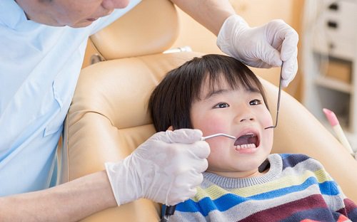 Nếu trẻ hay nghiến răng, cha mẹ có thể đưa trẻ tới gặp bác sĩ chuyên khoa để xử trí