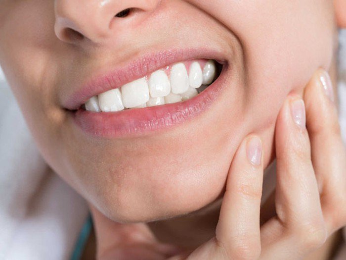 Đau nhức răng bọc sứ khi nhai có sao không?