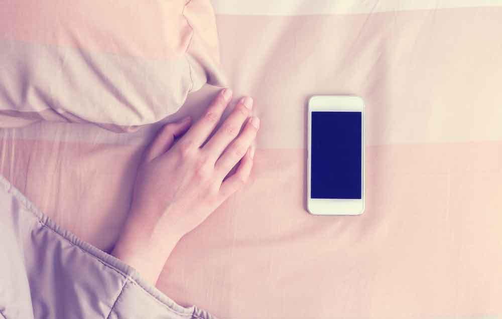 Cách để khỏe mạnh đó là hạn chế dùng điện thoại trong phòng ngủ