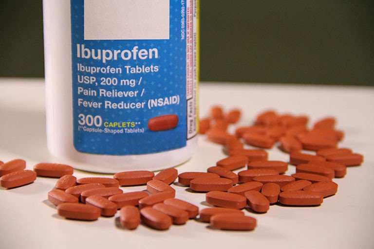 Thuốc giảm đau ibuprofen được sử dụng trong điều trị giảm đau viêm khớp háng