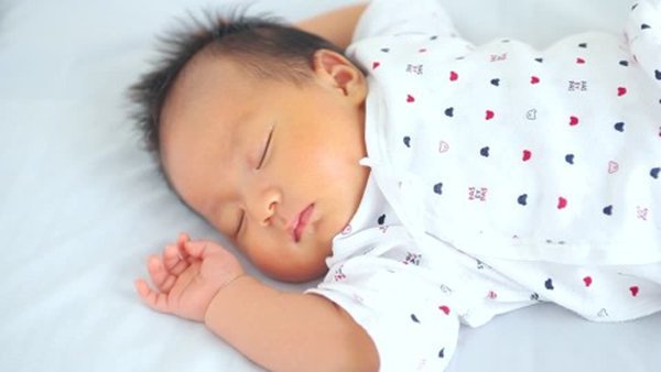 Trẻ ngủ đêm hay gồng mình, hơi thở nặng là bị làm sao?