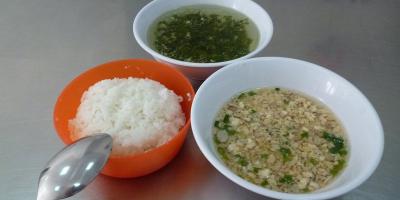 ăn cơm chan canh