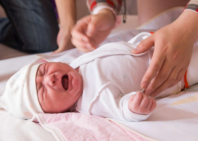 Trẻ sơ sinh bị thoát vị bẹn điều trị thế nào?