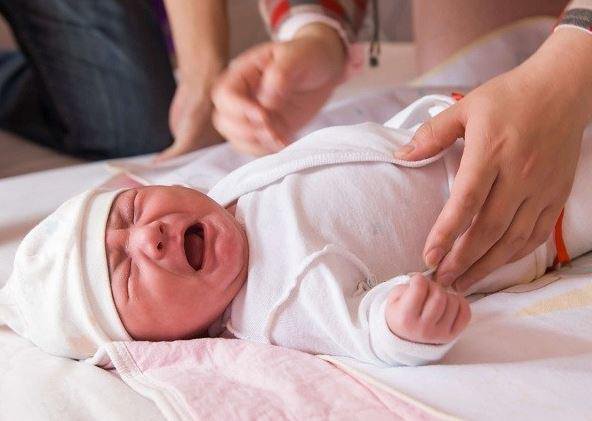 Tại sao trẻ sơ sinh thường quấy khóc, ngủ ít kèm giật mình?