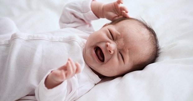Trẻ 2 tháng đang ngủ hay giật mình khi có tiếng ồn có sao không?