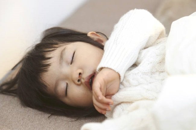 Trẻ thi thoảng giật giật người, chân tay khi ngủ là bị làm sao?