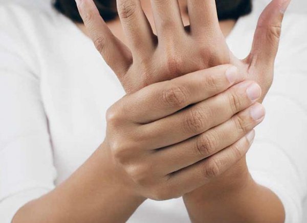 Nữ giới đau nức, tê tay nguyên nhân là gì?