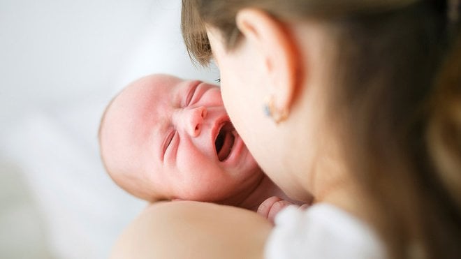 Mẹ ít sữa nhưng bé 3 tháng tuổi lười bú bình nên làm gì?
