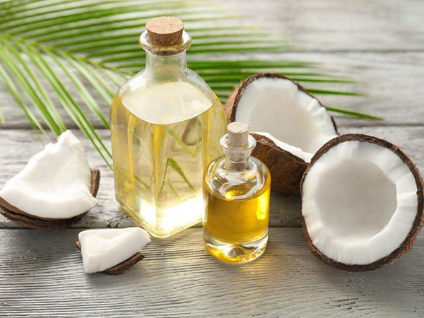 Rửa miệng bằng dầu dừa là một trong các cách làm trắng răng thơm miệng tại nhà