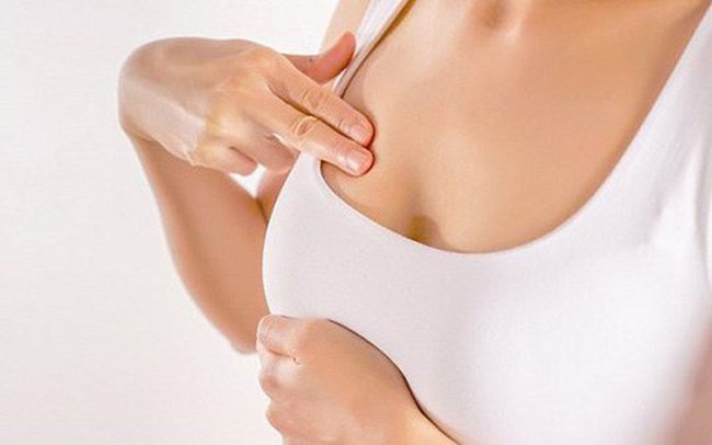 Nữ giới có cục cứng mảng to ở vú nguyên nhân là gì?