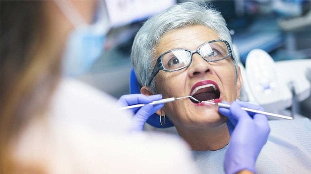 Khám sức khỏe răng miệng là việc làm mà người tuổi 60 cần biết