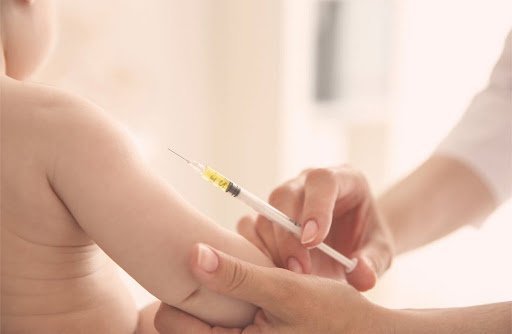 Trẻ 1 tháng tuổi tiêm vắc xin 6in1 có sao không?