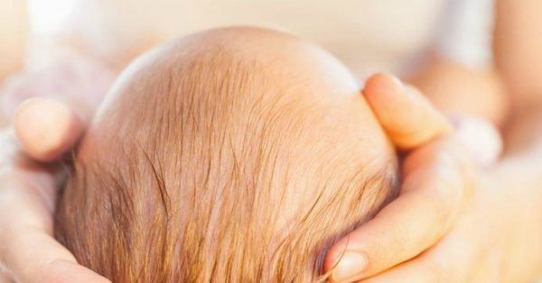 Trẻ sơ sinh rụng tóc nhiều có sao không?