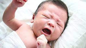 Trẻ sơ sinh 10 ngày tuổi khó thở kèm đờm ở cổ nên đi khám không?