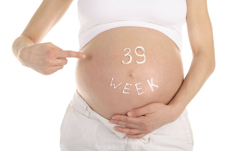 Làm thế nào phân biệt dịch ối với dịch âm đạo khi mang thai 39 tuần?
