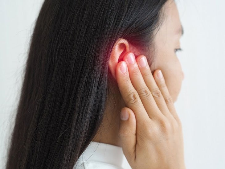 Đau đầu, ù tai sau điều trị viêm tai giữa phải làm sao?