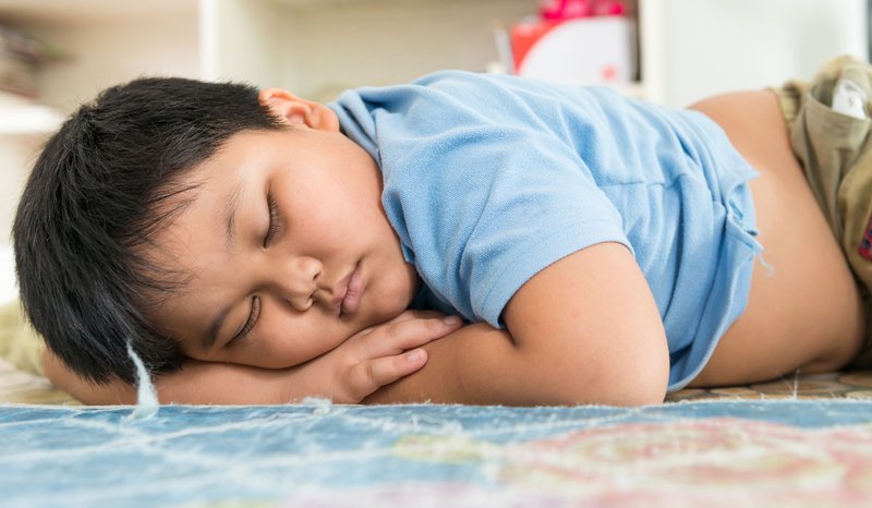 trẻ thiếu ngủ dễ béo phì