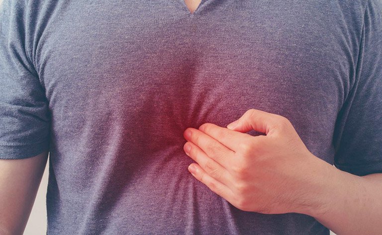 Đau giữa ngực đột ngột khi vận động mạnh là dấu hiệu của bệnh gì?
