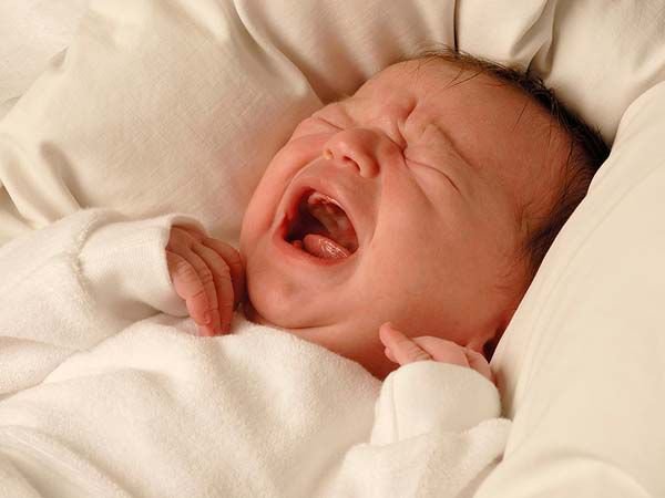 Trẻ sơ sinh ngủ ít kèm khó ngủ có sao không?
