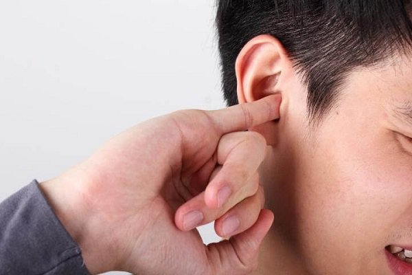 Ngứa tai như có con gì bò dưới tai là bệnh gì?