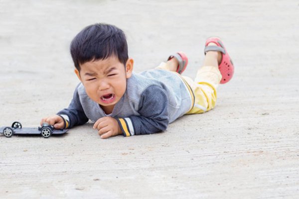 Trẻ 2 tuổi hiếu động, hay nổi nóng là dấu hiệu bệnh gì?