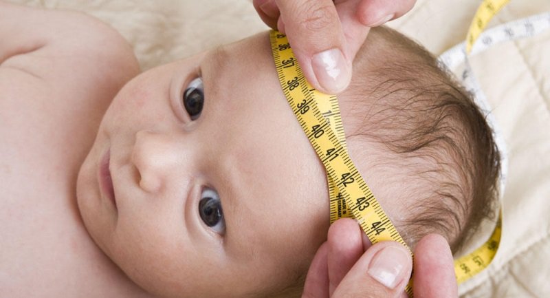 Trẻ 7 tháng tuổi có chu vi đầu 35cm có sao không?