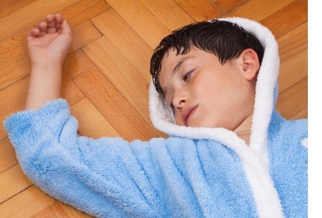 Trẻ 7 tuổi hay co giật tay chân khi ngủ là bệnh gì?
