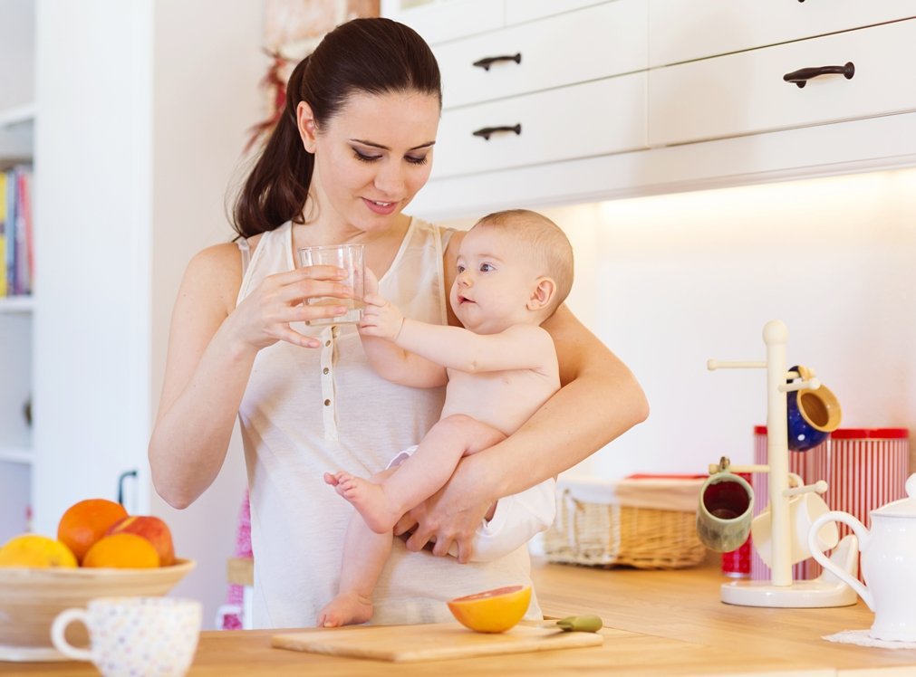 Các mẹ nên bổ sung nước vào chế độ dinh dưỡng khi đang cho con bú