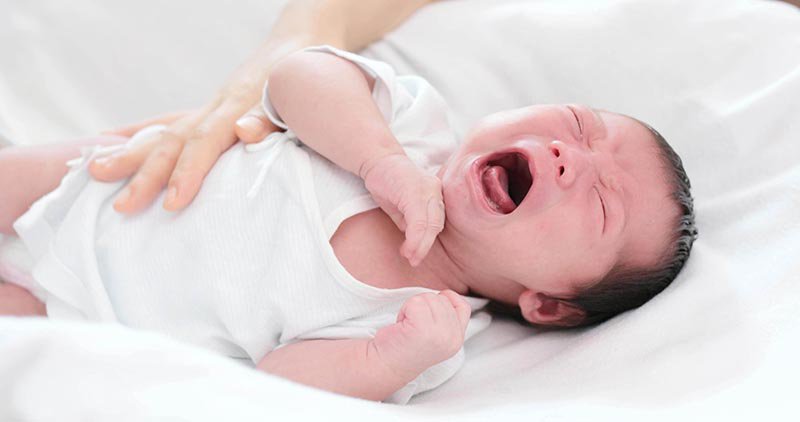 Trẻ sơ sinh hay khóc đêm kèm ọc sữa có sao không?