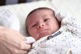 Trẻ 1 tháng tuổi hay nôn trớ sữa, đầy bụng phải làm sao?