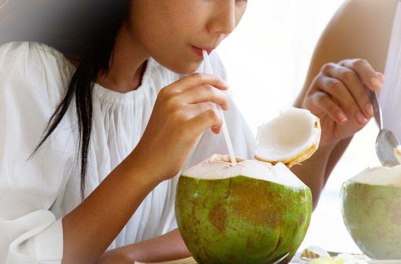 Uống nước dừa có tốt cho xương khớp không?