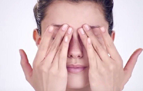 Một số bài tập hữu ích trong việc chăm sóc mắt từ Yoga