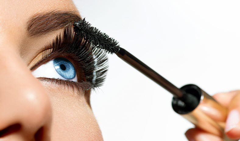 Trong quá trình chăm sóc mắt bạn nên loại bỏ  mascara đã sử dụng lâu ngày