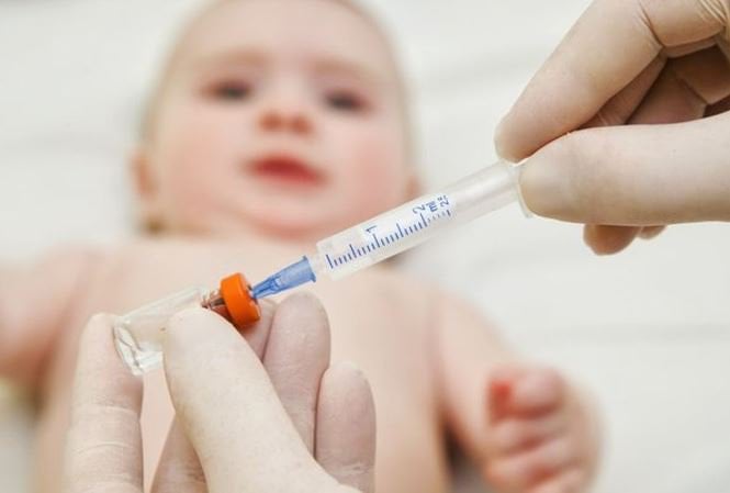 Trẻ 4 tháng tiêm vắc xin viêm gan B